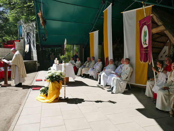 Festgottesdienst zum 1.000 Todestag des Heiligen Heimerads auf dem Hasunger Berg (Foto: Karl-Franz Thiede) Festgottesdienst zum 1.000 Todestag des Heiligen Heimerads auf dem Hasunger Berg (Foto: Karl-Franz Thiede)